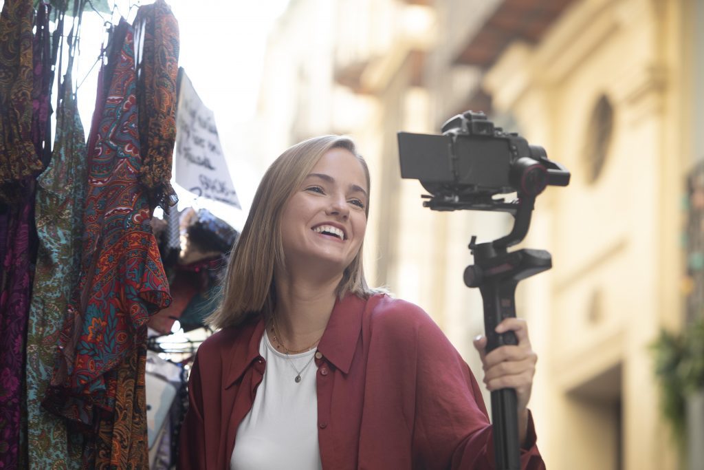 vlogger-streaming-while-traveling